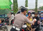 Takjil On The Road Ramadhan 1445 Hijriyah: Bentuk Kepedulian Polres Kubu Raya Antar Sesama