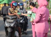 100 Paket Takjil Dibagikan Oleh Ibu Bhayangkari Sekadau kepada Pengguna Kendaraan
