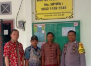 Bhabinkamtibmas Desa Payo Lebar Edukasi Warga dengan Pemasangan Nomor Telp WA Pelayanan dan Call Center Polisi 110 Pengaduan
