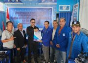 Cok Hendri Ramapon Mengembalikan Formulir Balon Wakil Bupati ke Sekretariat DPD PAN