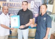 Siap Maju ,Cok Hendri Mengambil Formulir Balon Wakil Bupati di Sekretariat DPC Nasdem