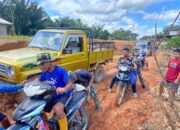 Anggota Satgas TMMD 120 Kodim 1204 / Sanggau Sigap Bantu Warga Melintasi Jalan Rusak dan Berlumpur