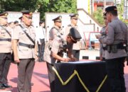 Kapolres Sanggau Jadi Inspektur Upacara Serah Terima Jabatan Kapolsek Jajaran, Kasiwas dan Kasikum Polres Sanggau.