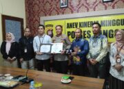 Penyelenggara Pemilu KPU Beserta Bawaslu Kabupaten Sanggau Berikan Piagam Penghargaan Kepada Polda Kalbar Dan Polres Sanggau