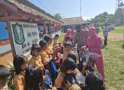 Kapolsek Sekayam Pimpin pemberian Bansos Ke Pelajar SDN Perbatasan RI- MLY Yang Kurang Mampu
