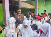 Kajari Sanggau Berikan Bansos Ke Murid SDN 03 Desa Sontas Entikong