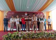 Ratusan Pendukung Antarkan Pasangan KIF Daftar Ke KPU Melawi