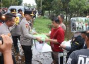 Sigap Kunjungi Daerah Banjir di Mempawah : Kapolda Kalbar Bersama Tim Salurkan Bantuan kepada Warga Terdampak Bencana.