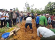 Polri Peduli Kemanusiaan: Polres Sanggau Hadiri Pemakaman Orang Tua Briptu Dedi Firmansyah