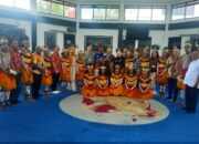 Tiba di Sentani, Rombongan SKKP Disambut Tarian Daerah dan Penyematan Mahkota Kasuari