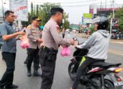 Polres Sanggau Bagikan Takjil kepada Masyarakat, Wujud Kepedulian di Bulan Suci Ramadhan
