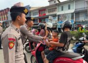 Samapta Polres Melawi Bersama Komunitas Running Bagikan Paket Takjil Ke Pengendara di Nanga Pinoh