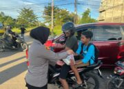Aksi Sosial,Intelkam,BEM STKIP Melawi dan Komunitas Pelari Bagikan Takjil Kepada Warga.