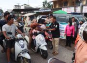 Berbagi Itu Keren ,Kabag OPS Polres Sarolangun Turun Kejalan Bagikan Ratusan Takjil Kepada Masyarakat di Bulan Suci Ramadha.