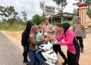 Berbagi Itu Keren ,,,,, Polsek Pelawan Singkut Kembali Berbagi Ratusan Takjil Kemasyarakat