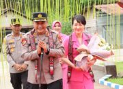 Kapolres Baru,AKBP. Harris Batara Simbolon Disambut Dengan Rangkaian Tradisi Memasuki Mako Polres Melawi.