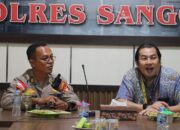 Sinergi Pajak dan Keamanan: Penyerahan Poster “Sejuta Uang Pajak” dari KPP Pratama Sanggau kepada Polres Sanggau dan Polsek Jajaran
