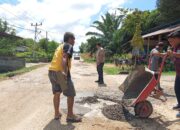 Sinergi TNI-Polri dan Pemerintah Kecamatan Bonti Tambal Jalan Rusak Demi Keselamatan Warga