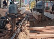 Breaking news !Ditreskrimsus Polda Kalbar Amankan 4 Truck dan Ratusan Batang Kayu Olahan Berbagai Ukuran di Melawi.