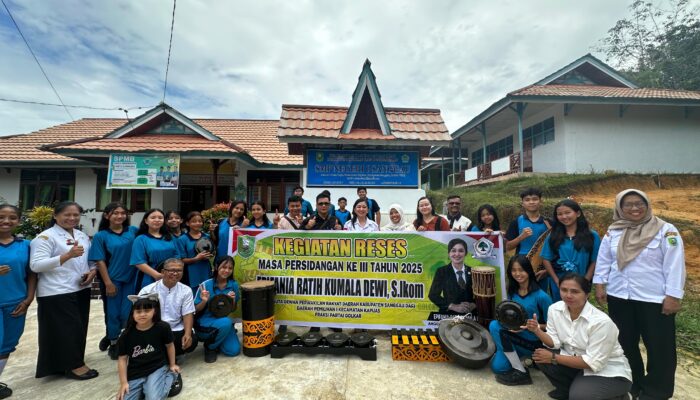 SMPN 6 Sanggau Terima Fasilitas Budaya, Epifania Ratih Dorong Sekolah Jadi Pusat Pelestarian Adat