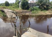 Jembatan Penghubung Dua Wilayah Ambruk, Warga Kubu Raya Ciptakan Jalur Darurat