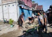 Pemuda Muhammadiyah Kubu Raya Gotong Royong Bangun Tempat Wudhu di Surau Jamiatul Muslimin Gang Abadi Desa Limbung.
