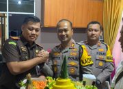 Kapolres Bangka Barat Berikan Kejutan Tumpeng di Hari Kejaksaan Nasional ke-22
