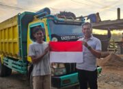 Jelang HUT ke-80 RI, Polres Sanggau Bagikan Bendera Merah Putih untuk Kobarkan Semangat Nasionalisme