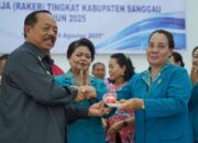 Drs Yohanes Ontot M.Si Didampingi ketua Tim Penggerak Pemberdayaan Kesejahteraan Keluarga Ny. Kusbariah Ontot M.Si Menghadiri Peringatan Hari Kesatuan Gerak (HKG) PKK ke 53