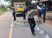 Reaksi Cepat Petugas Gabungan Bersihkan Tumpahan Solar di Jalan Merdeka Timur Sekadau