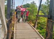 Babinsa Kodim 1204/Sanggau atasi kesulitan rakyat menyeberangi jembatan