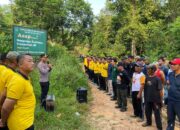 Polres Bangka Barat Gagas Program “Public Service” Kerja Bakti Bersihkan Jalan Bersama Pemda dan Warga Air Limau