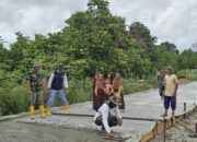 Semangat Gotong Royong Satgas TMMD Ke 126 Kodim 1207/Pontianak Bersama warga laksanakan pengecoran