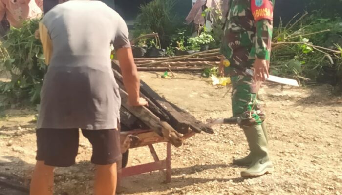 Babinsa Koramil 1204-13/Belitang Hulu Ajak Warga Gotong Royong Bersihkan Parit di Desa Balai Sepuak‎