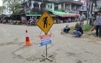 DPUPR Melaksanakan Penanganan Sementara Difokuskan di Ruas Jalan Ampera Hingga Jalan Sentral, Kelurahan Beringin, Kecamatan Kapuas.