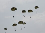 Bersama Tuhan Menyerbu Dari Langit: Ratusan Prajurit TNI Terjun di Morowali‎