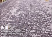 Aspal ‘Siluman’ di Jalan Seberkat: Dikerjakan Tengah Malam Saat Hujan, Kualitas Langsung Amburadul!”