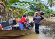 Anggota Polsek Sekadau Hulu Berhasil Evakuasi Ibu Pasca Operasi dan Dua Anak Saat Banjir di Desa Rawak Hulu