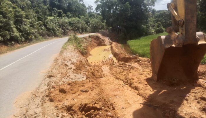 Proyek Jalan Rawak-Nanga Taman dengan Pagu Rp4,9 Milyar Diduga lambat Pekerjaan Belum Selesai Sesuai Jadwal Kontrak