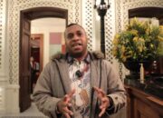 Mahasiswa Asal Papua Gembira Bertemu Prabowo di London, Berikan Karya Buku Terbarunya