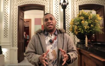 Mahasiswa Asal Papua Gembira Bertemu Prabowo di London, Berikan Karya Buku Terbarunya