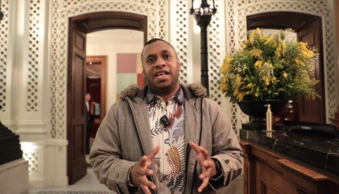 Mahasiswa Asal Papua Gembira Bertemu Prabowo di London, Berikan Karya Buku Terbarunya