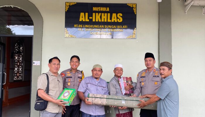 Kapolres Sarolangun Serahkan Bantuan Karpet dan Al-Qur’an untuk Mushola Al-Ikhlas