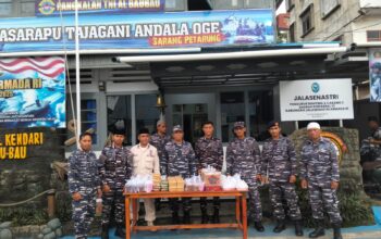 Wujud Syukur di Bulan Ramadhan, Pos TNI AL Baubau Bagikan Takjil Gratis ke Masyarakat
