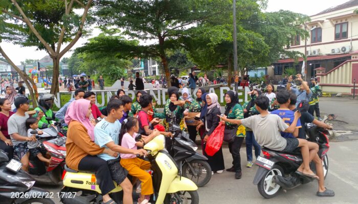 “Berbagi Berkah Ramadhan Season II : Srikandi Kogaphan FKBN Bagikan 100 Nasi Kotak Takjil di Alun-Alun Pondok Aren Tangerang Selatan”.