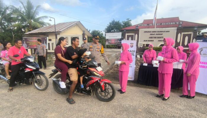 Tebar Kebaikan di Bulan Suci, Polsek Bonti Bagikan Takjil untuk Warga