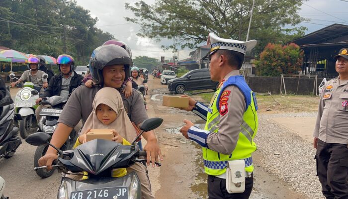 Tebar Berkah Ramadan, Polres Melawi Bagikan Takjil dan Himbau Keselamatan Berkendara