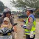 Tebar Berkah Ramadan, Polres Melawi Bagikan Takjil dan Himbau Keselamatan Berkendara