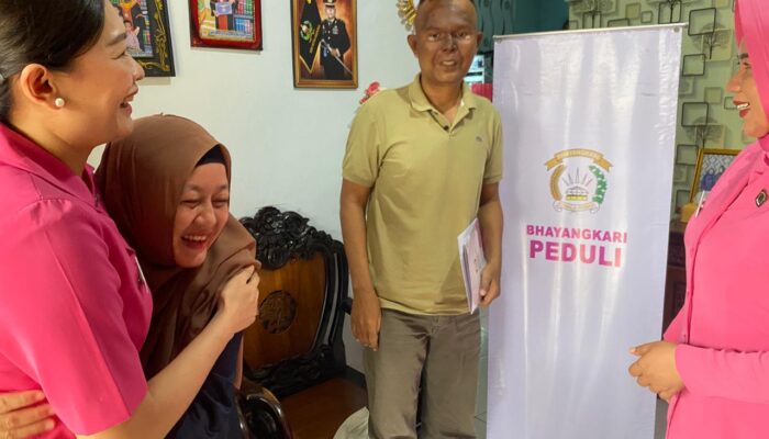 Momen Haru Pengurus Bhayangkari dan PJU Polres Kubu Raya Jenguk Anggota yang Sakit
