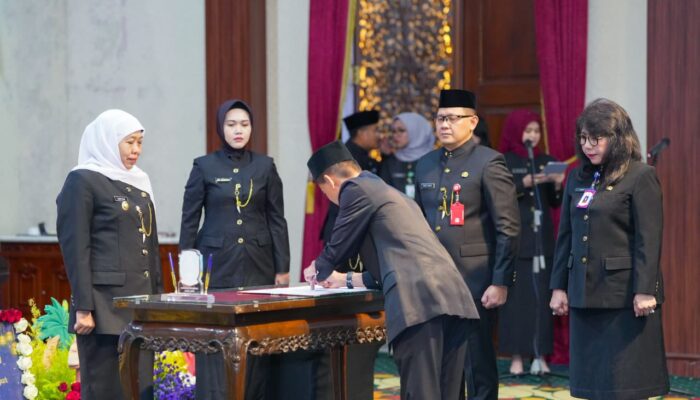 Lantik 128 Kepala Sekolah SMA/SMK/SLB Negeri, Khofifah : Cetak SDM Jatim yang Unggul dan Berdaya Saing